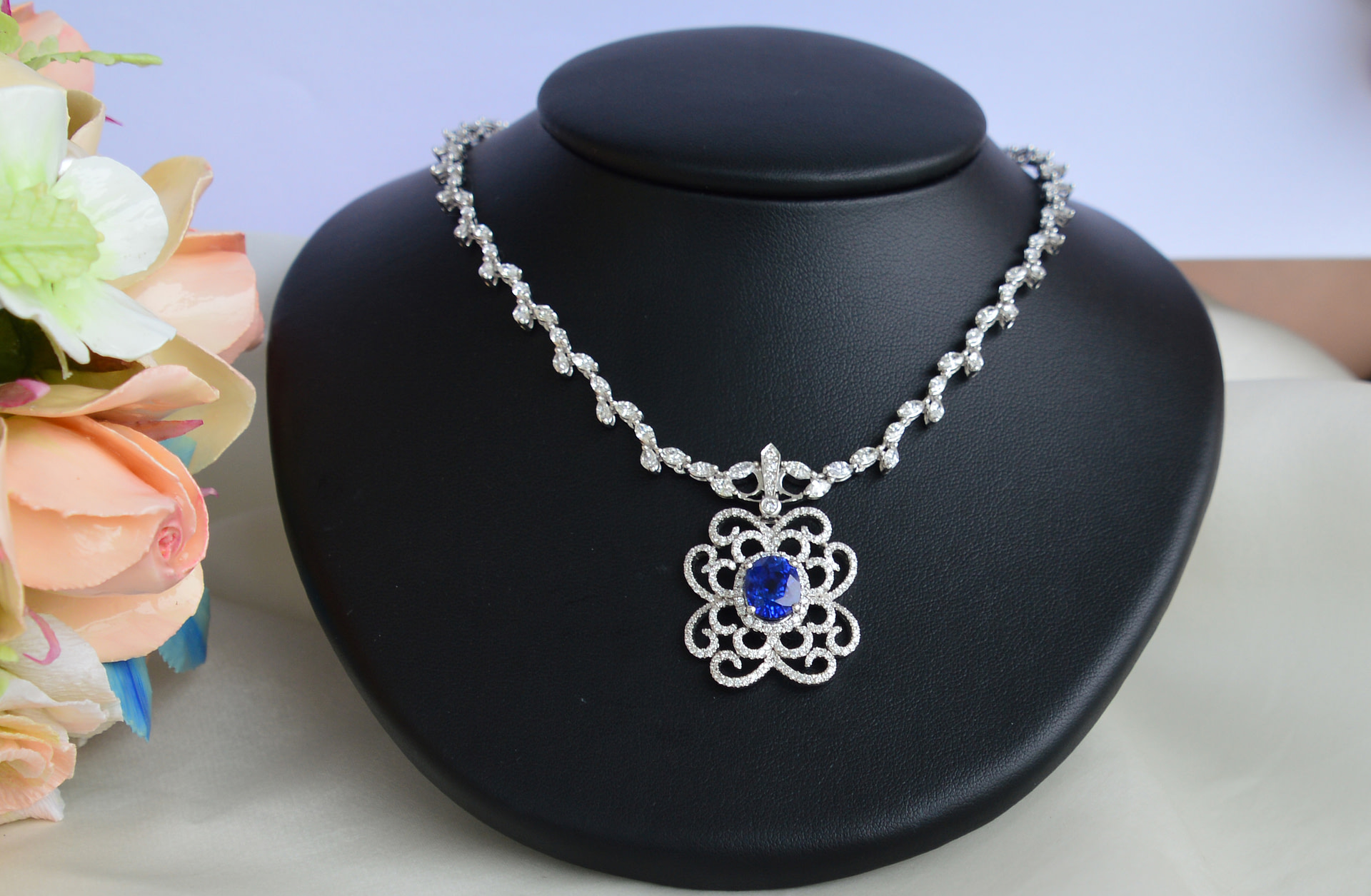 Sacre Blue Sapphire Pendant – L'Excellence Diamond